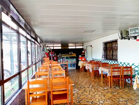 Posto de combustível com restaurante e diversão noturna. Um ótimo espaço para restauração e hotel