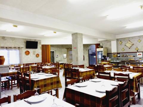 Posto de combustível com restaurante e diversão noturna. Um ótimo espaço para restauração e hotel