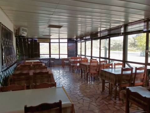 Posto de combustível com restaurante e diversão noturna. Um ótimo espaço para restauração e hotel