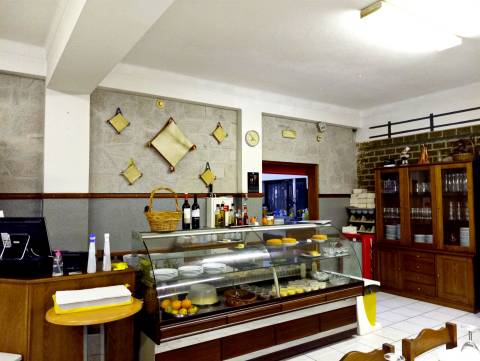 Posto de combustível com restaurante e diversão noturna. Um ótimo espaço para restauração e hotel