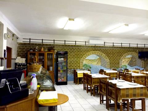 Posto de combustível com restaurante e diversão noturna. Um ótimo espaço para restauração e hotel