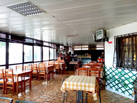 Posto de combustível com restaurante e diversão noturna. Um ótimo espaço para restauração e hotel