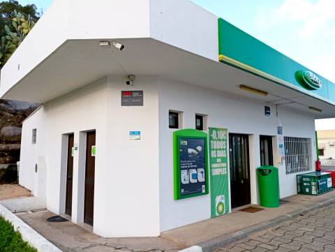 Posto de combustível com restaurante e diversão noturna. Um ótimo espaço para restauração e hotel