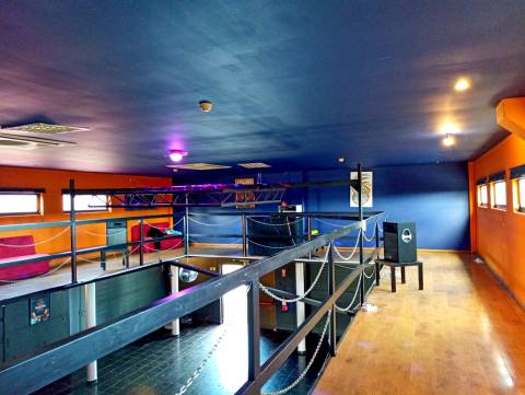 Posto de combustível com restaurante e diversão noturna. Um ótimo espaço para restauração e hotel