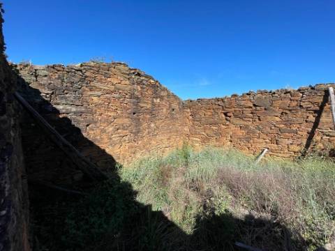 Quinta com 3.5HA com Construções Urbanas