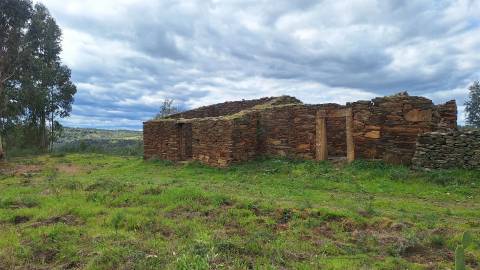 Quinta com 3.5HA com Construções Urbanas