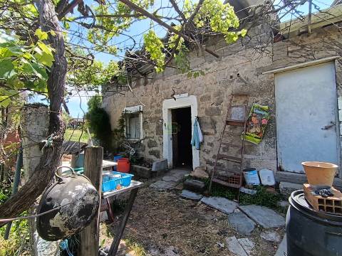 Quintinha com 3500m2 situada na entrada de Penamacor.