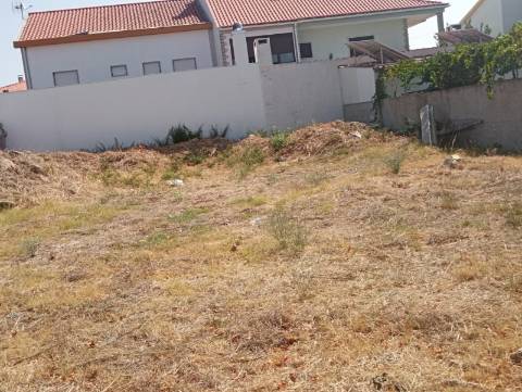 Lote de terreno para construção de uma moradia geminada em Castelo Branco