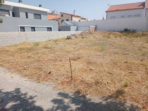 Lote de terreno para construção de uma moradia geminada em Castelo Branco