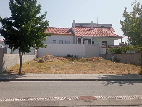 Lote de terreno para construção de uma moradia geminada em Castelo Branco