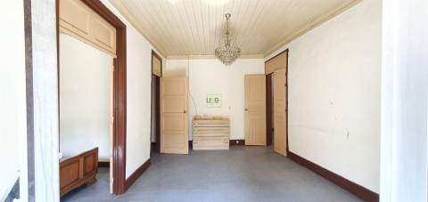 Moradia T4 com Quintal - Póvoa de Rio de Moinhos