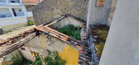 Moradia T4 com Quintal - Póvoa de Rio de Moinhos