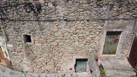 Casa em Pedra para reconstrução total - Póvoa de Rio de Moinhos