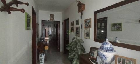 Moradia V6 no centro da Aldeia de Salvador.