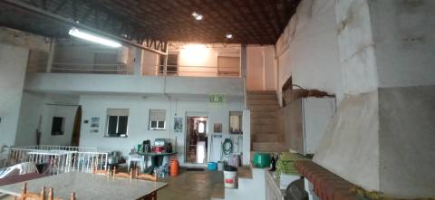 Moradia V6 no centro da Aldeia de Salvador.