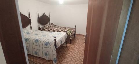 Moradia V6 no centro da Aldeia de Salvador.