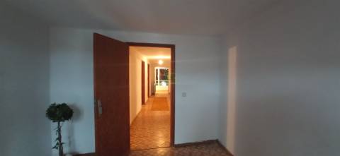 Moradia V6 no centro da Aldeia de Salvador.