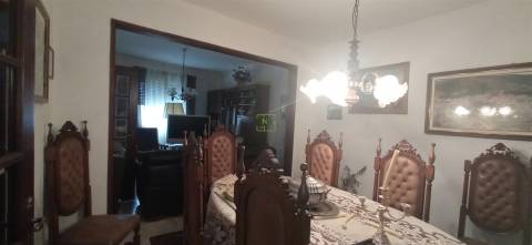 Moradia V6 no centro da Aldeia de Salvador.