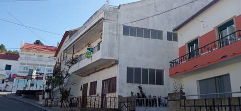 Moradia V6 no centro da Aldeia de Salvador.