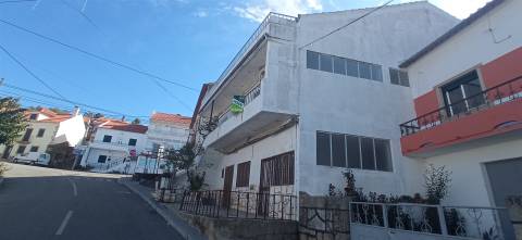 Moradia V6 no centro da Aldeia de Salvador.