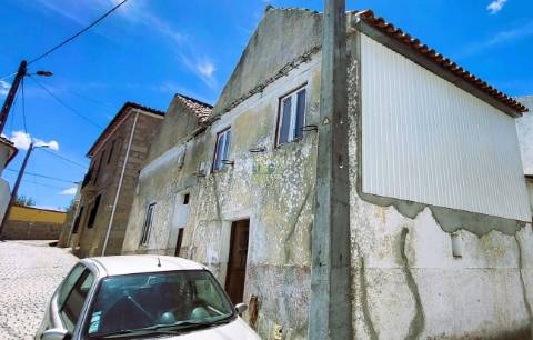 Moradia em granito para recuperar - 206.7m2 de construção - Tinhalhas