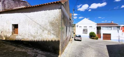 Moradia em granito para recuperar - 206.7m2 de construção - Tinhalhas