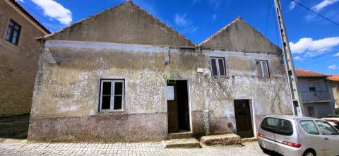 Moradia em granito para recuperar - 206.7m2 de construção - Tinhalhas