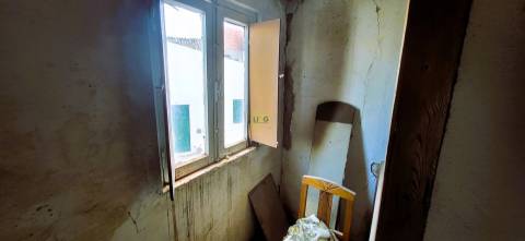 Moradia em granito para recuperar - 206.7m2 de construção - Tinhalhas