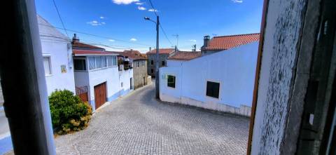 Moradia em granito para recuperar - 206.7m2 de construção - Tinhalhas