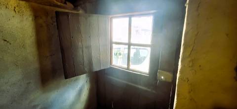 Moradia em granito para recuperar - 206.7m2 de construção - Tinhalhas