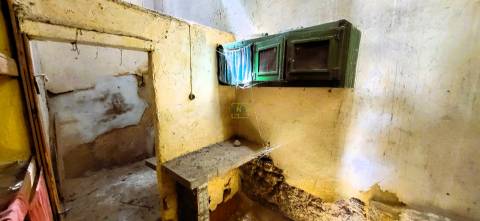 Moradia em granito para recuperar - 206.7m2 de construção - Tinhalhas