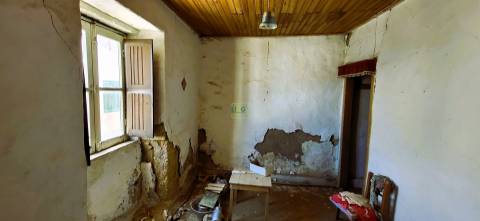 Moradia em granito para recuperar - 206.7m2 de construção - Tinhalhas