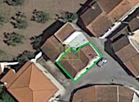 Moradia em granito para recuperar - 206.7m2 de construção - Tinhalhas