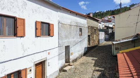 Casa na aldeia para reconstrução