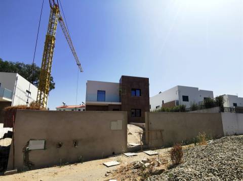 Moradia isolada T4+2 com Piscina