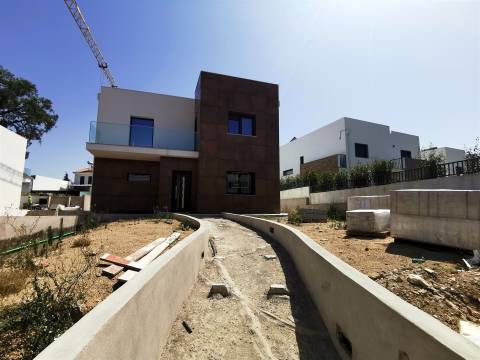 Moradia isolada T4+2 com Piscina