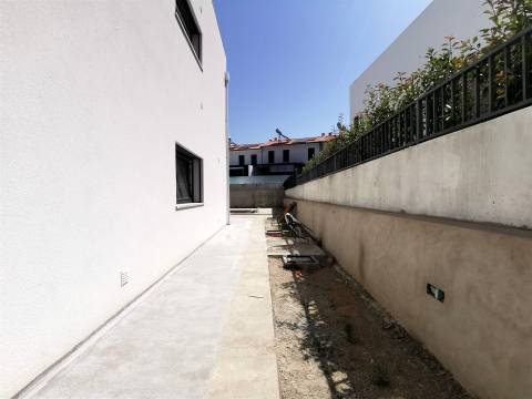 Moradia isolada T4+2 com Piscina