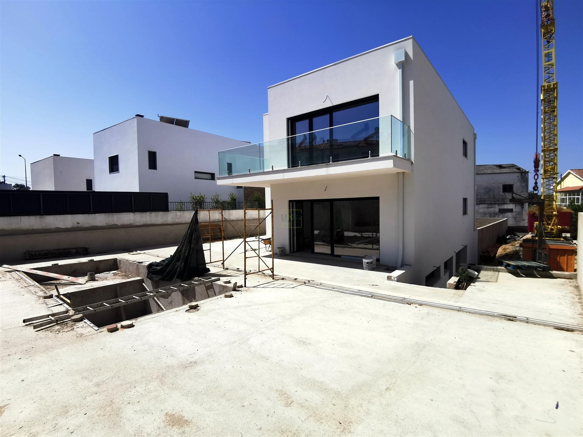 Moradia isolada T4+2 com Piscina