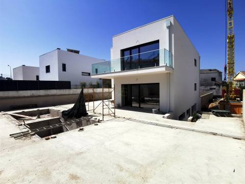 Moradia isolada T4+2 com Piscina