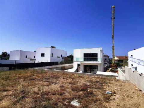 Moradia isolada T4+2 com Piscina