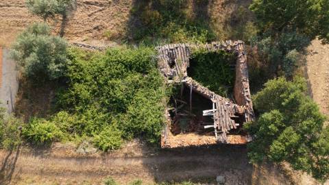 Quinta T0 para venda, em Juncal do Campo com 3720m2, ruina e dois poços