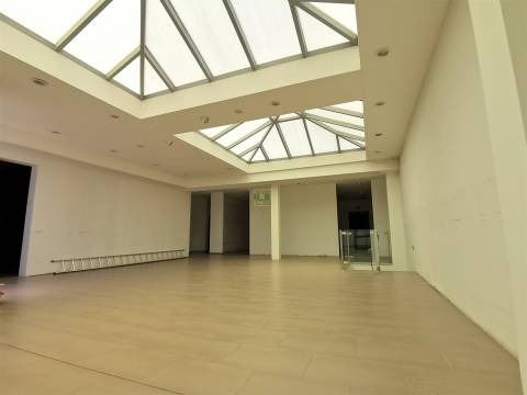 Loja com 341m2 para arrendamento, em plena Avª 1º de Maio