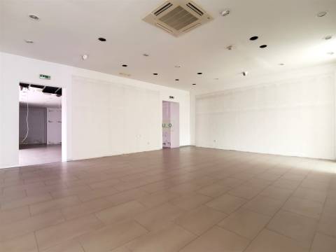 Loja com 341m2 para arrendamento, em plena Avª 1º de Maio