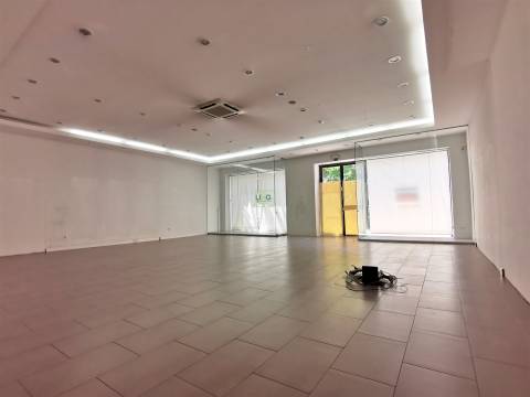 Loja com 341m2 para arrendamento, em plena Avª 1º de Maio