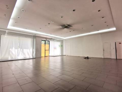 Loja com 341m2 para arrendamento, em plena Avª 1º de Maio