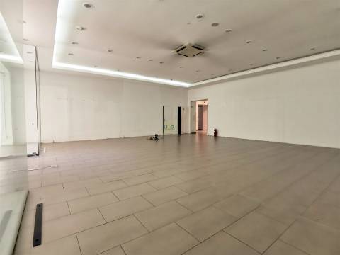 Loja com 341m2 para arrendamento, em plena Avª 1º de Maio