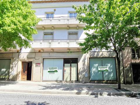 Loja com 341m2 para arrendamento, em plena Avª 1º de Maio