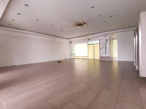 Loja com 373m2 para arrendamento, em plena Avª 1º de Maio