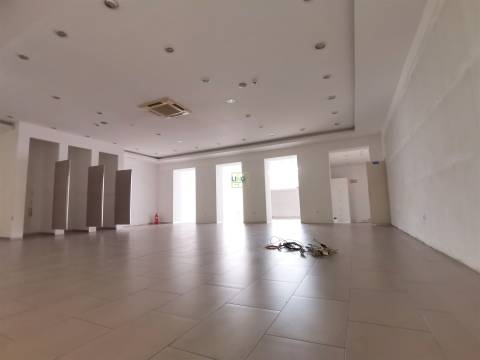 Loja com 373m2 para arrendamento, em plena Avª 1º de Maio