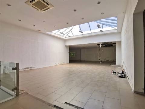 Loja com 373m2 para arrendamento, em plena Avª 1º de Maio